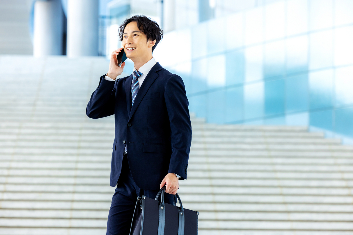通話しながら歩くビジネスマン