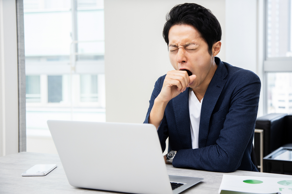 あくびをする男性