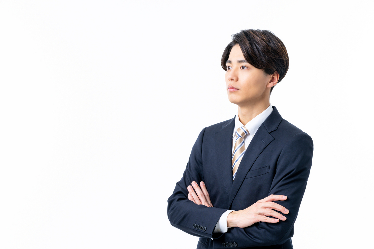 考え事をする男性