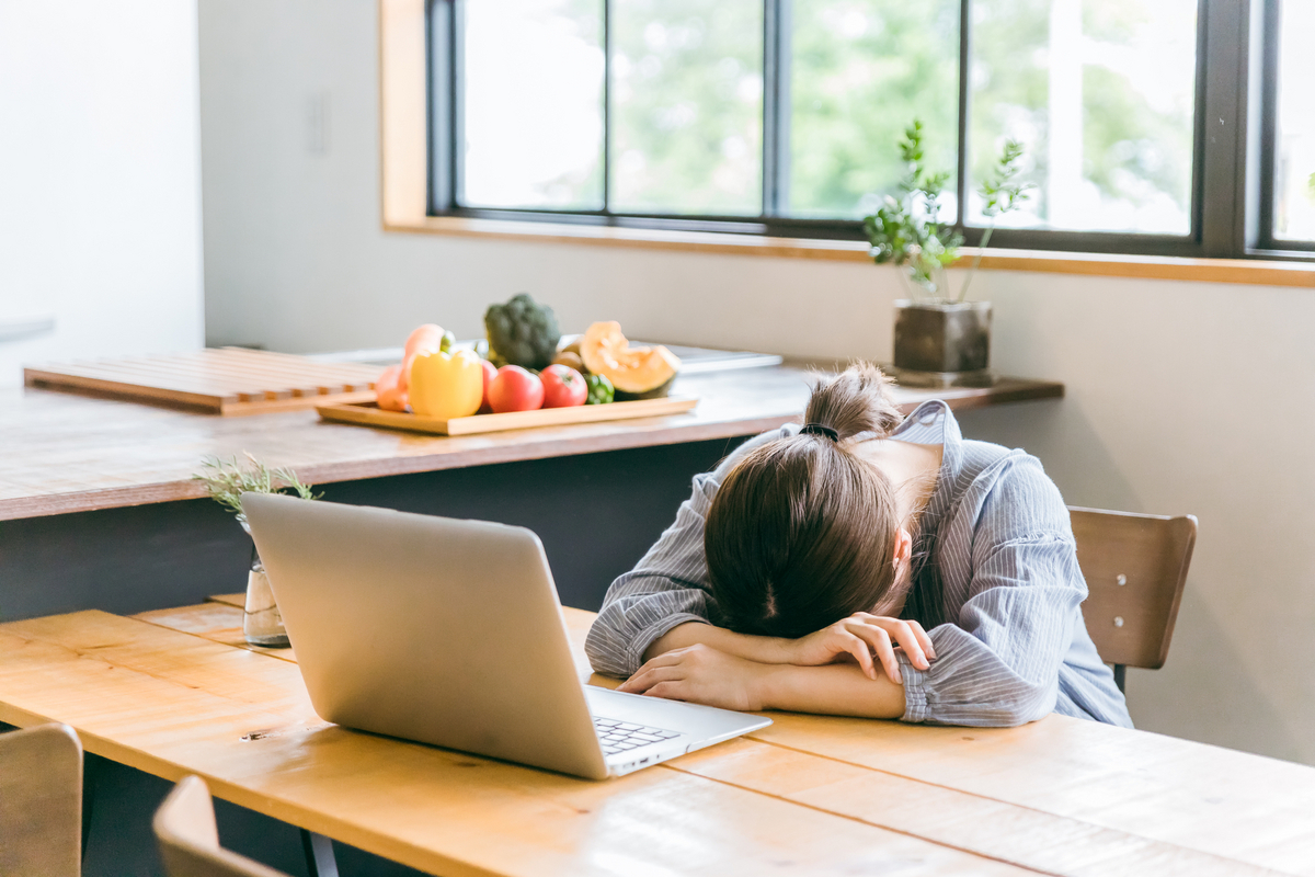 パソコンを前に悩む女性
