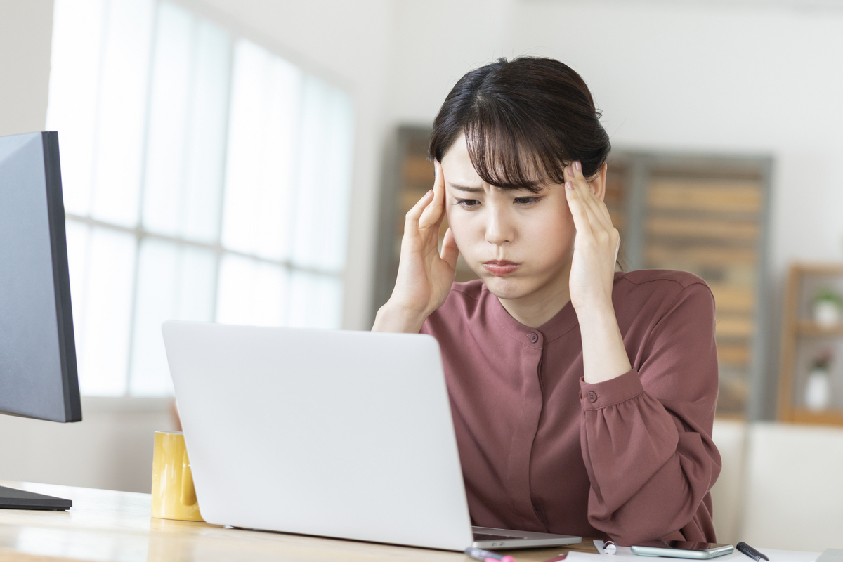 頭を抱える女性