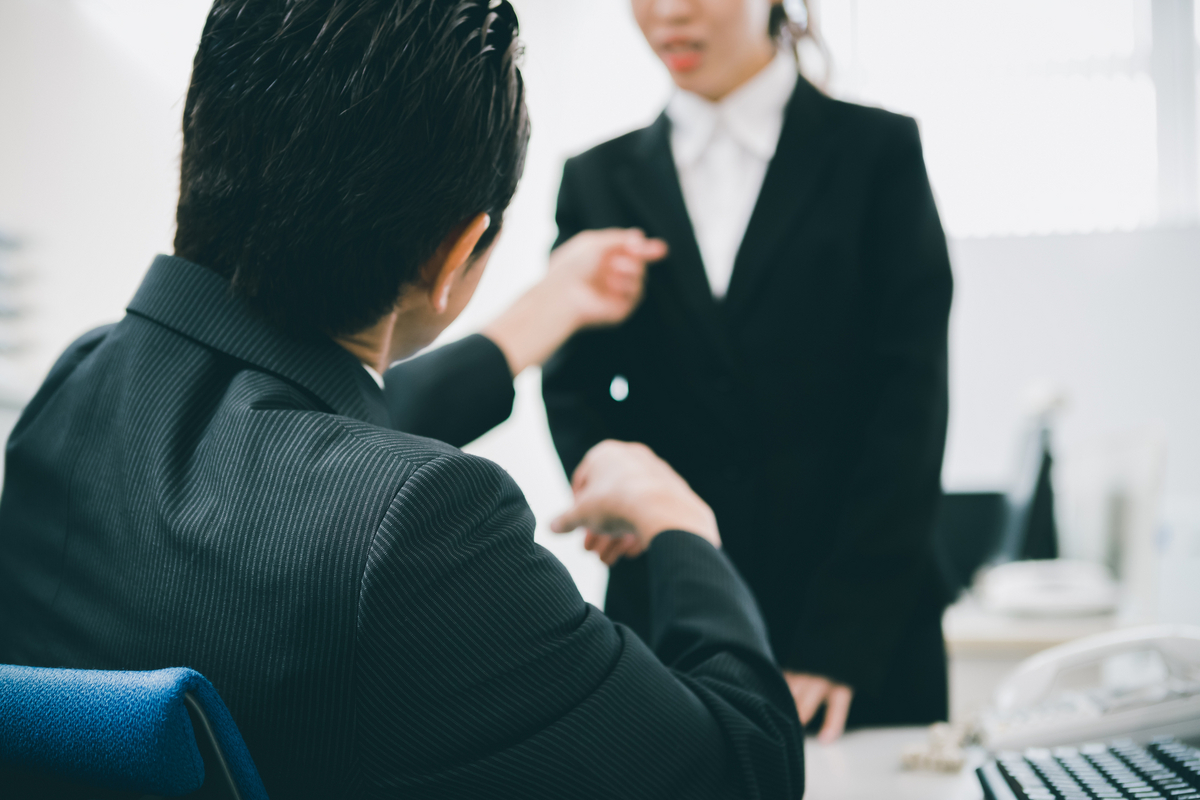 女性を叱る上司