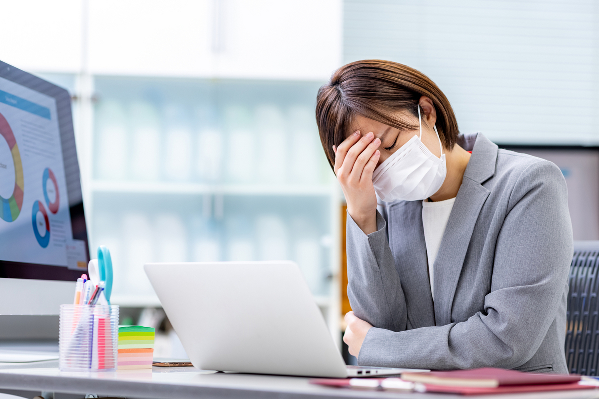 体調不良の女性