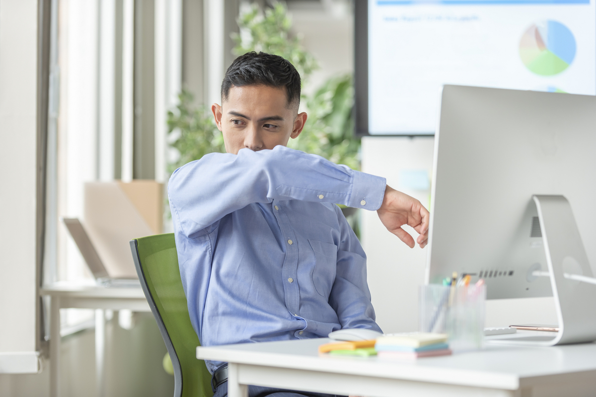 においを気にする男性