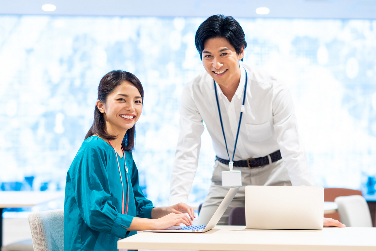 男女のビジネスパーソン