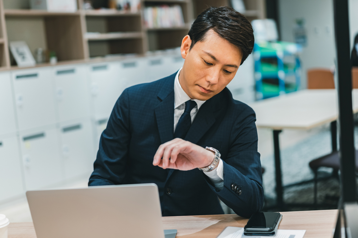 時計を見るビジネスマン