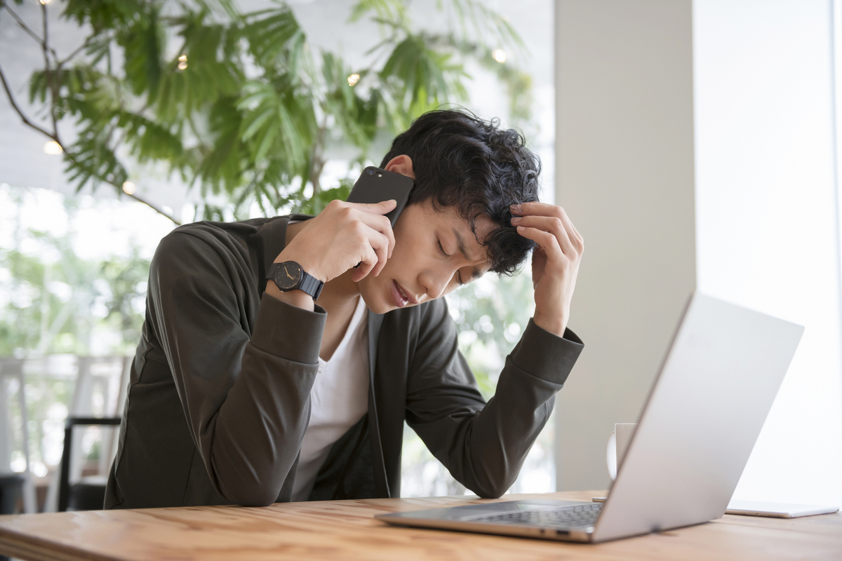 悩む男性社員