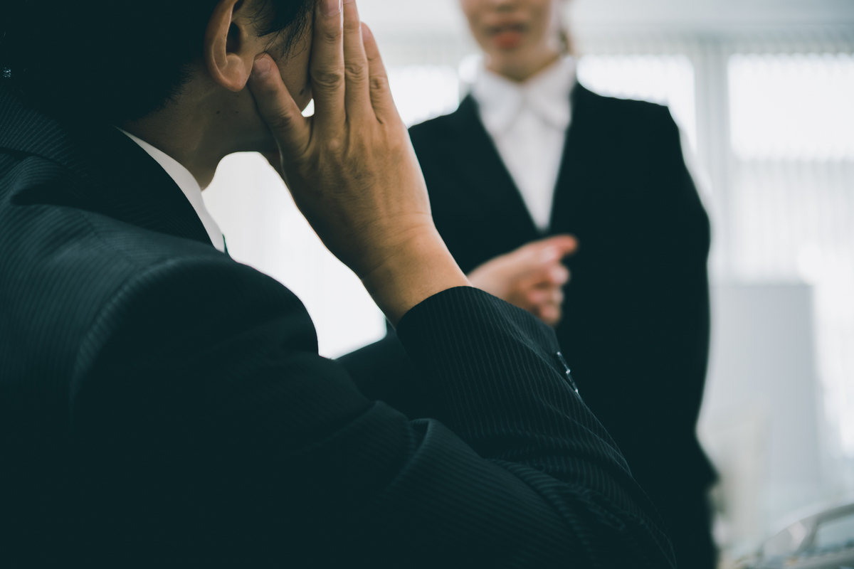 説教を受ける女性