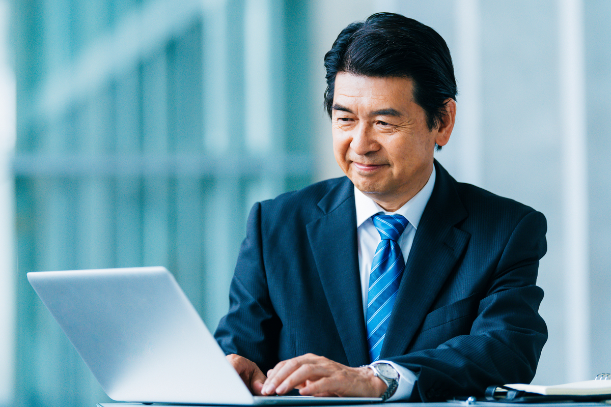 パソコンを操作する男性