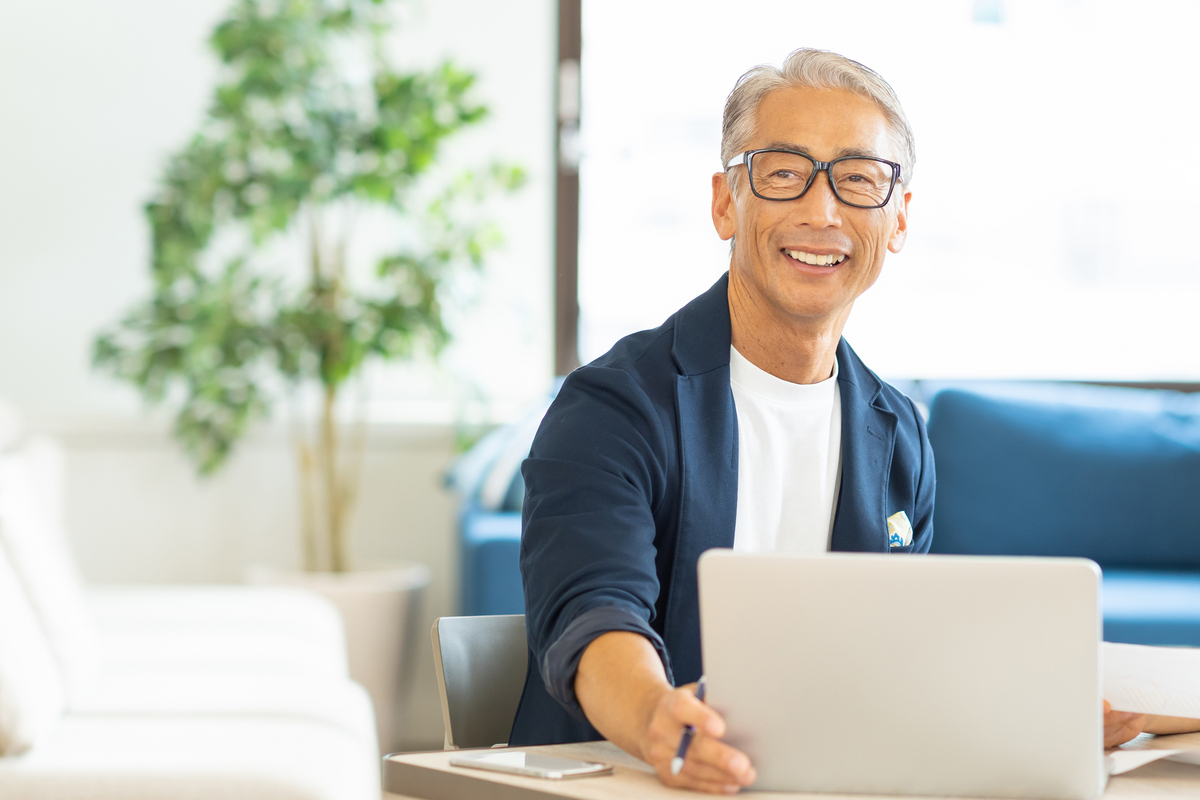 パソコンを前に笑顔の男性