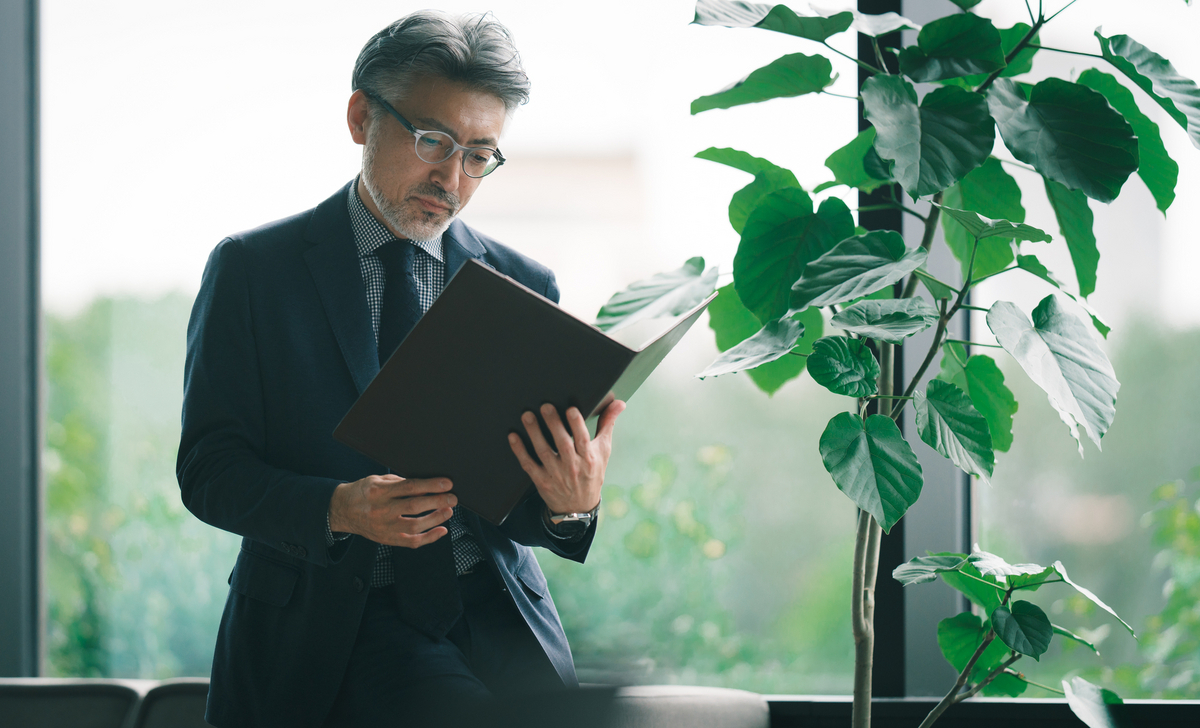 資料を見ている男性