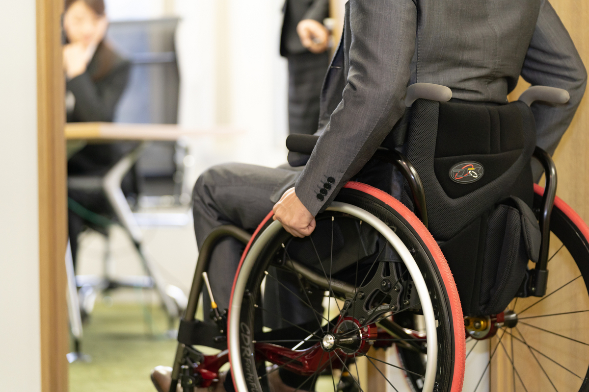 車椅子に乗るビジネスマン