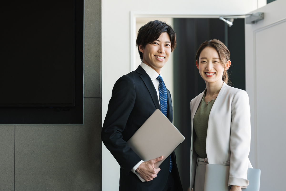 男女のビジネスパーソン