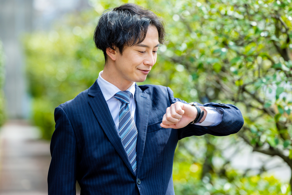腕時計を見る男性