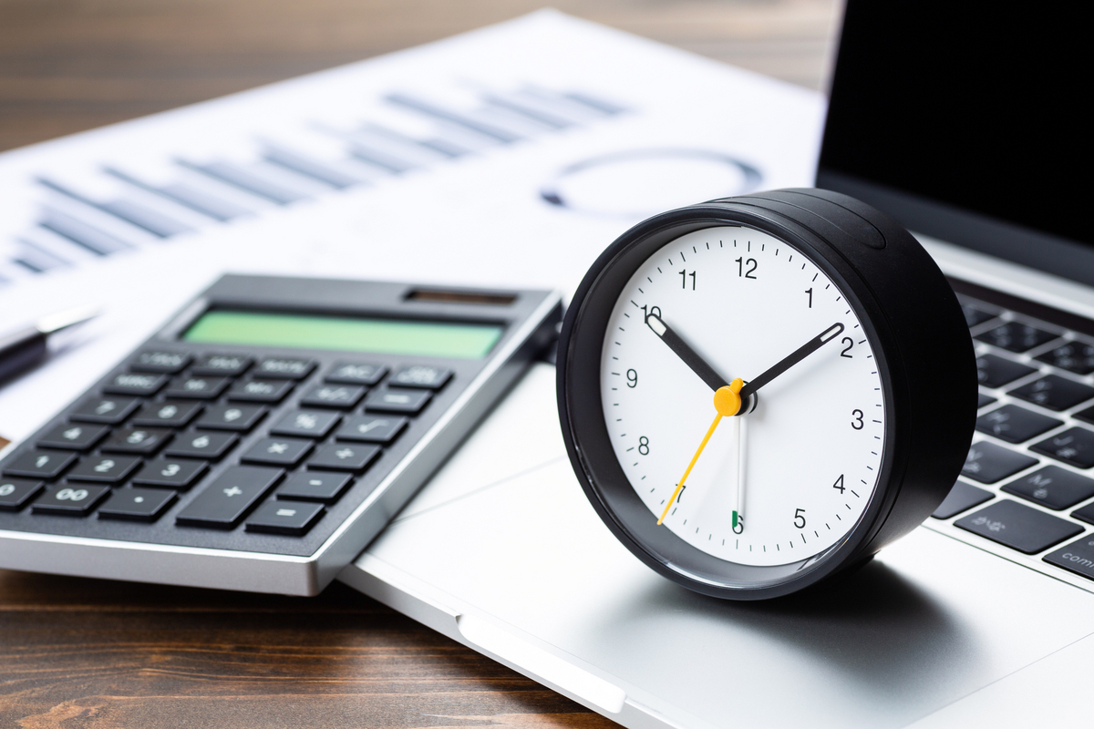 パソコンと時計と計算機