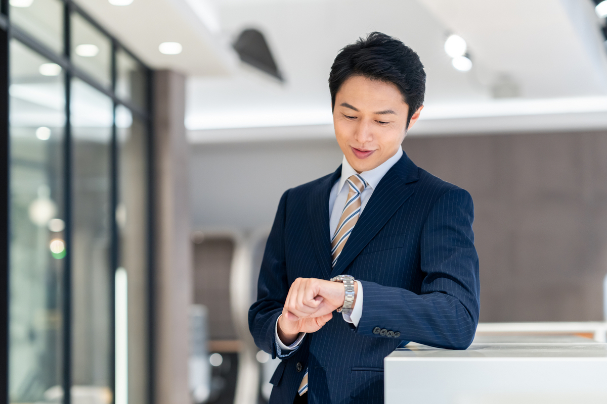 腕時計を見る男性