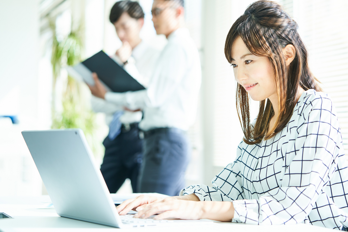 明るいオフィスで働く女性