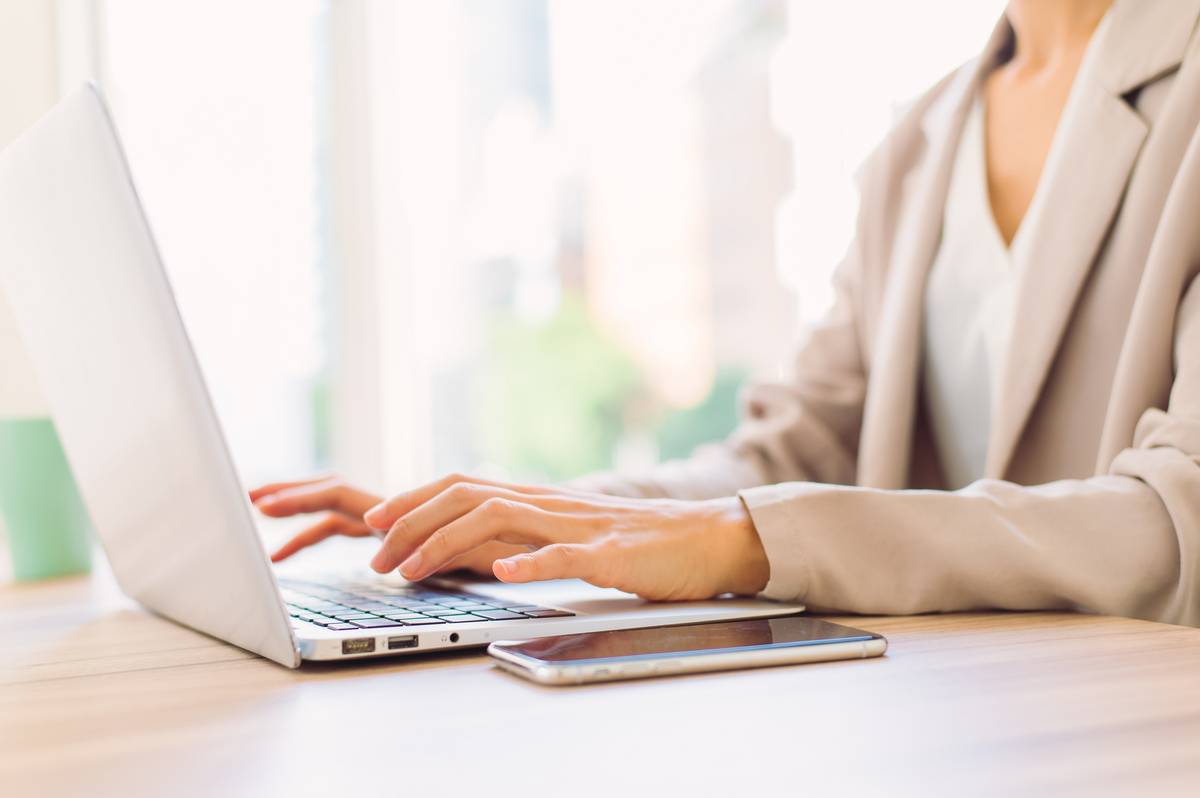 タイピングをする女性の手元