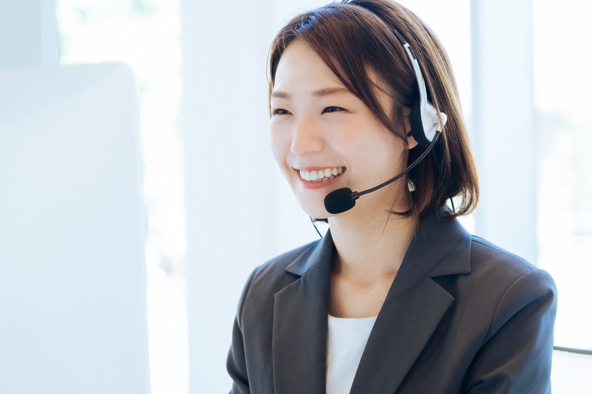 コールセンターで働く女性