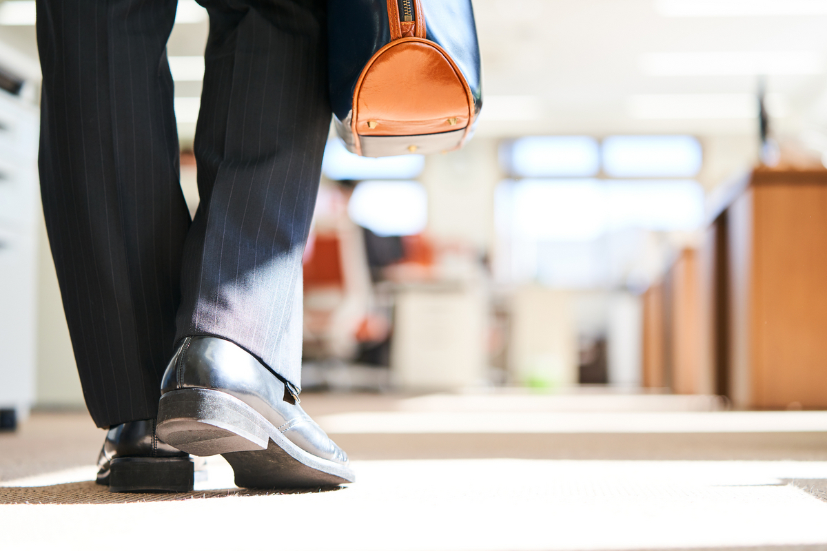 会社員の足元