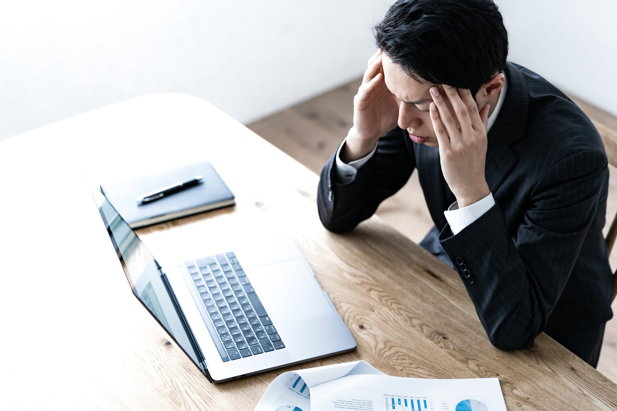 悩むビジネスマン