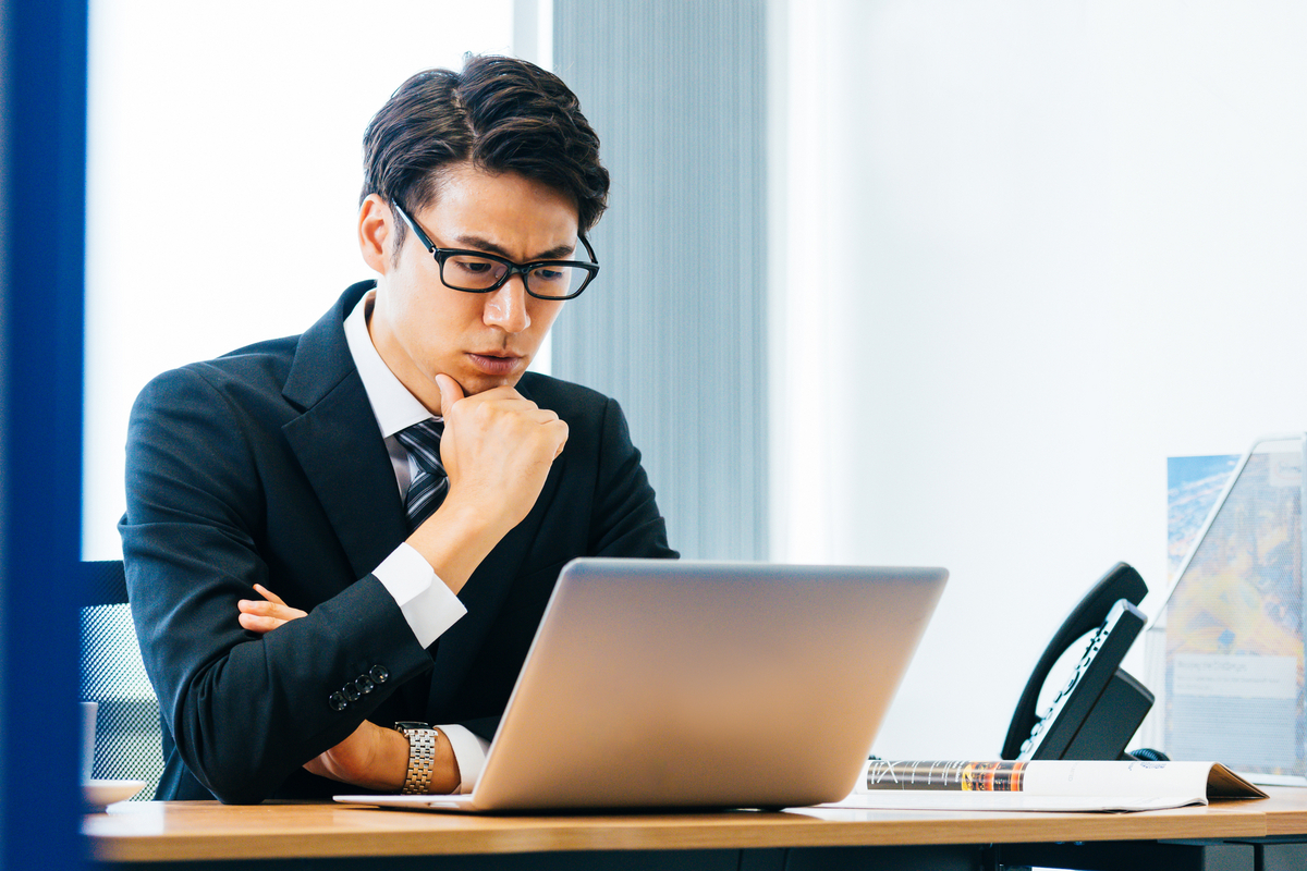 パソコンを前に悩むビジネスマン