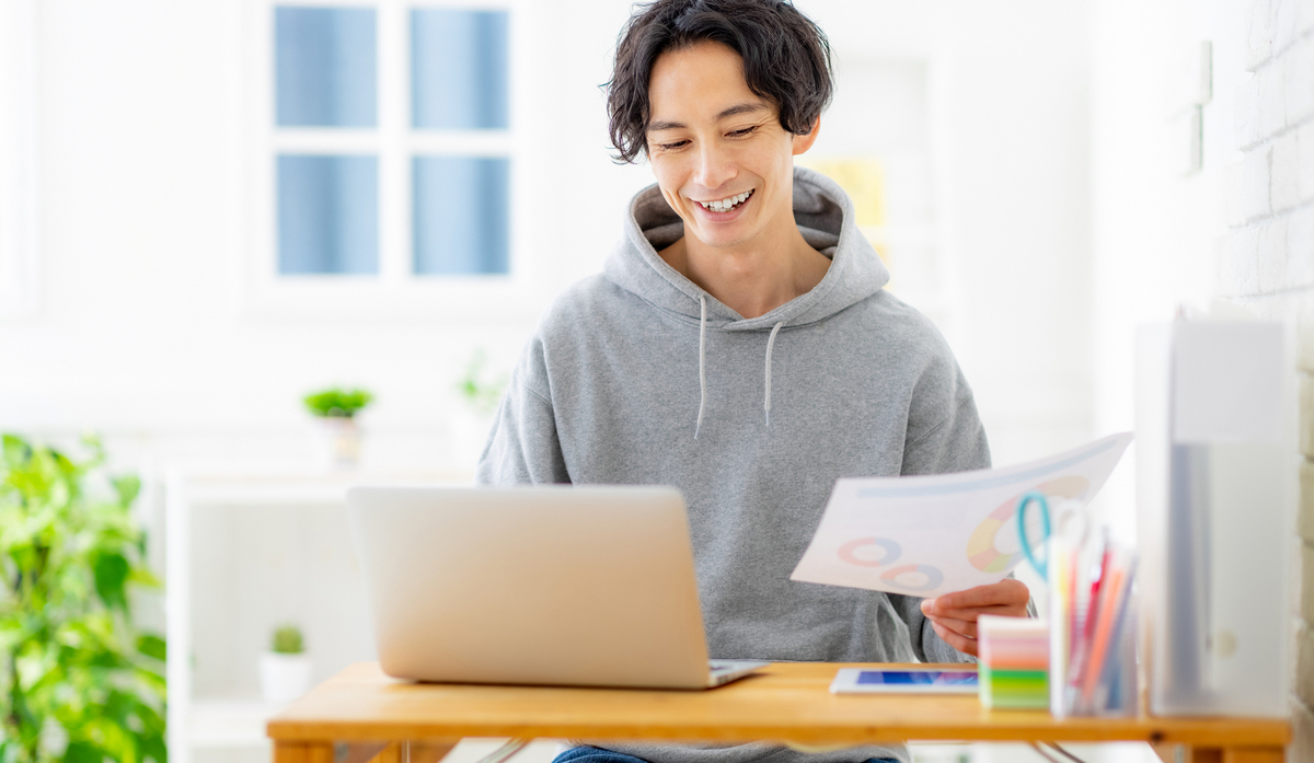 在宅ワークをする男性