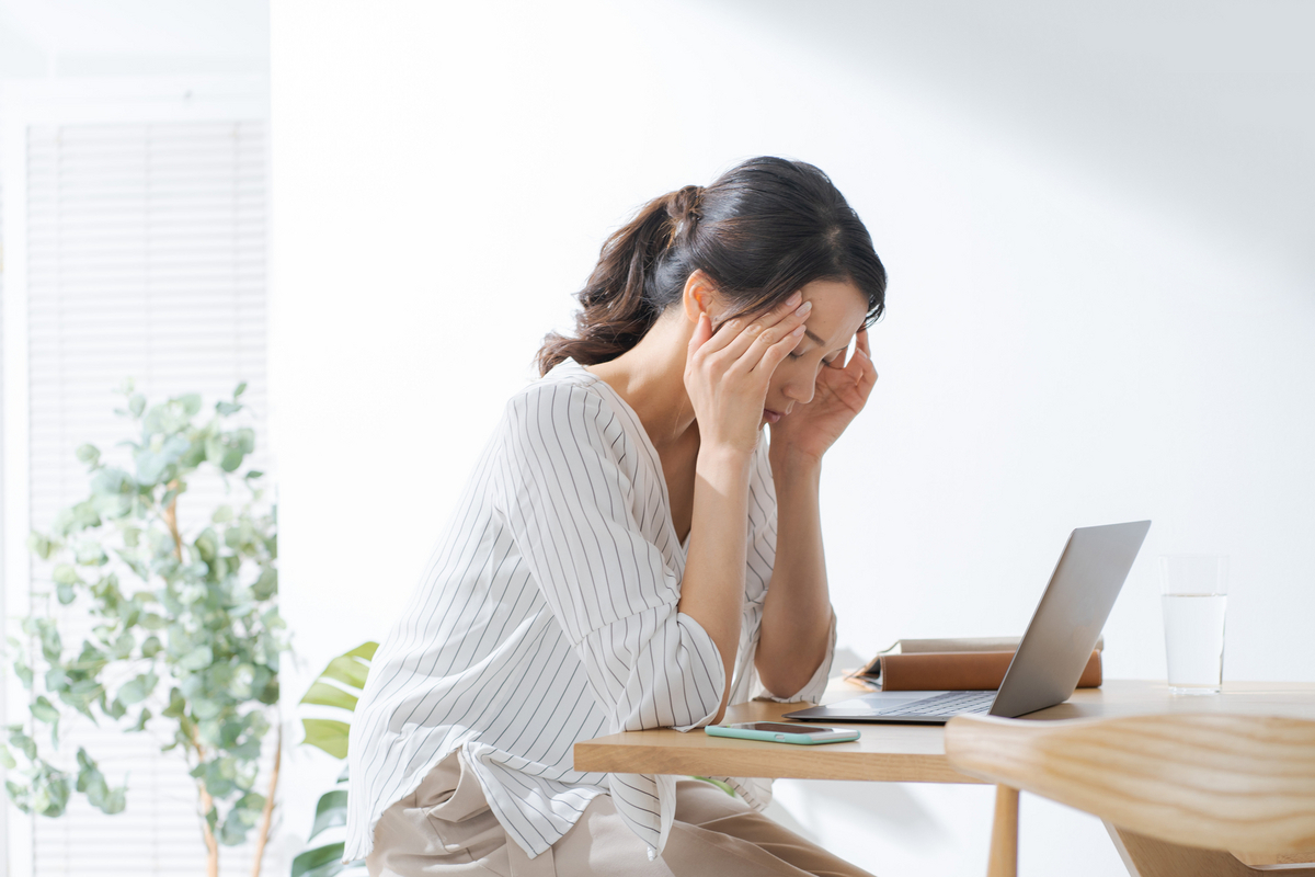 悩む女性
