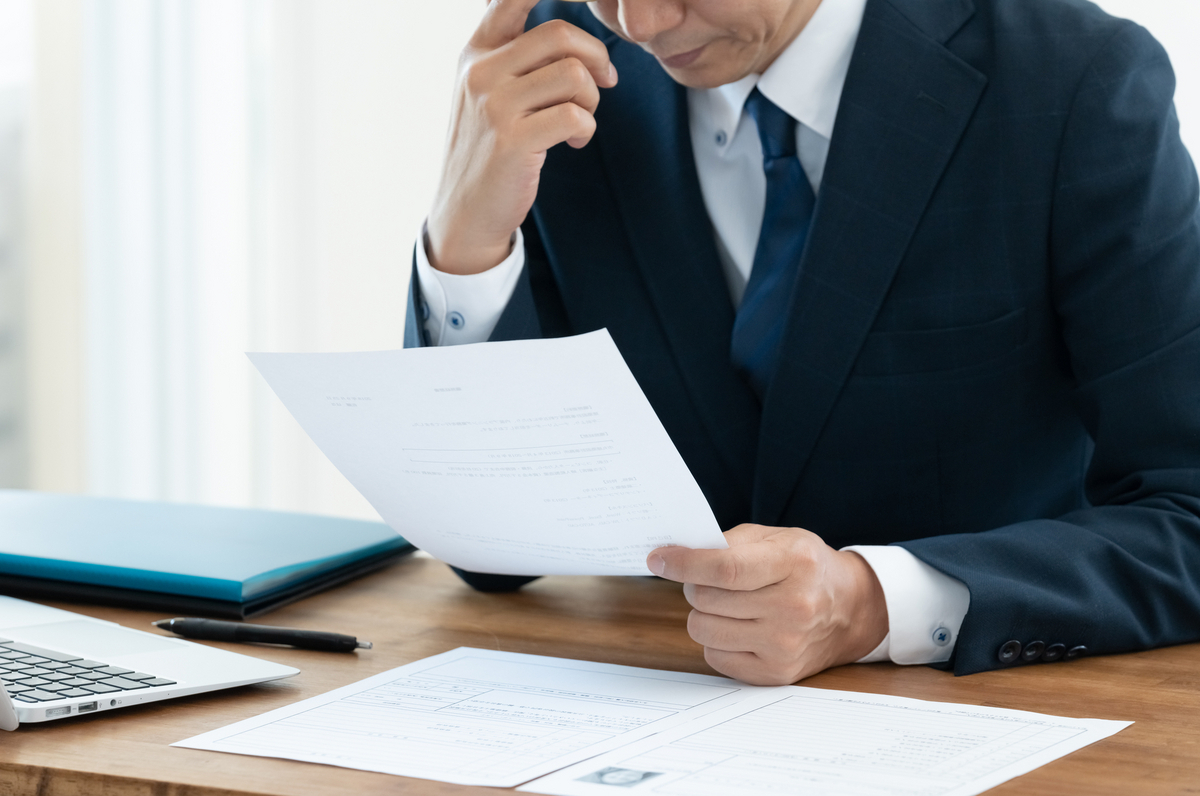 資料をチェックする男性