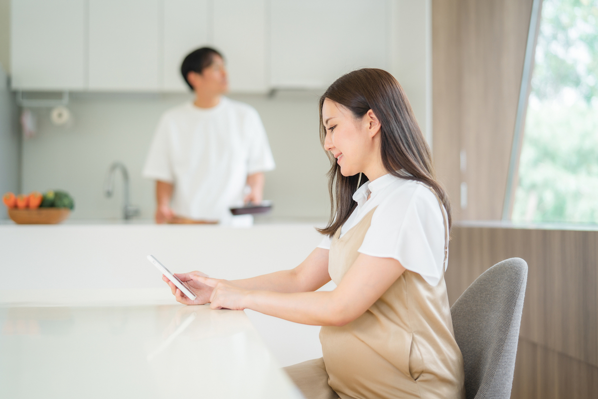 スマホを操作する妊婦