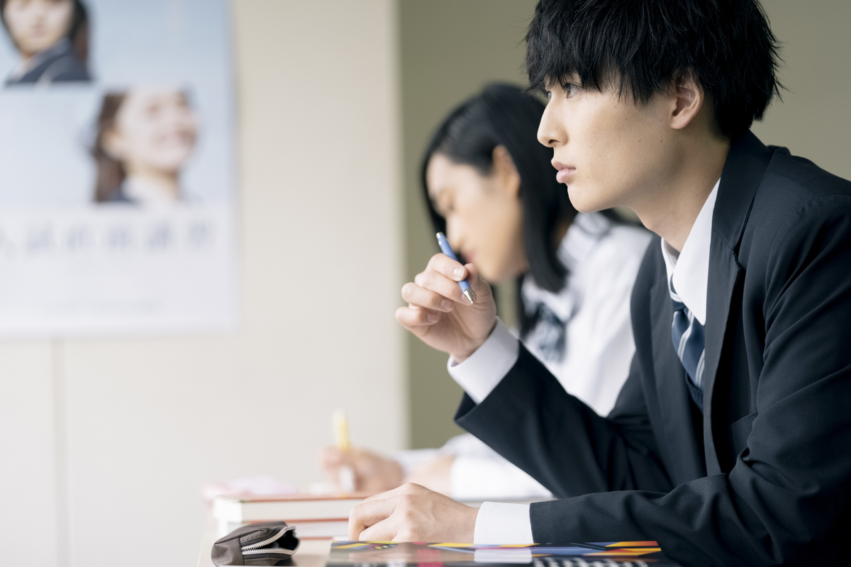勉強する高校生
