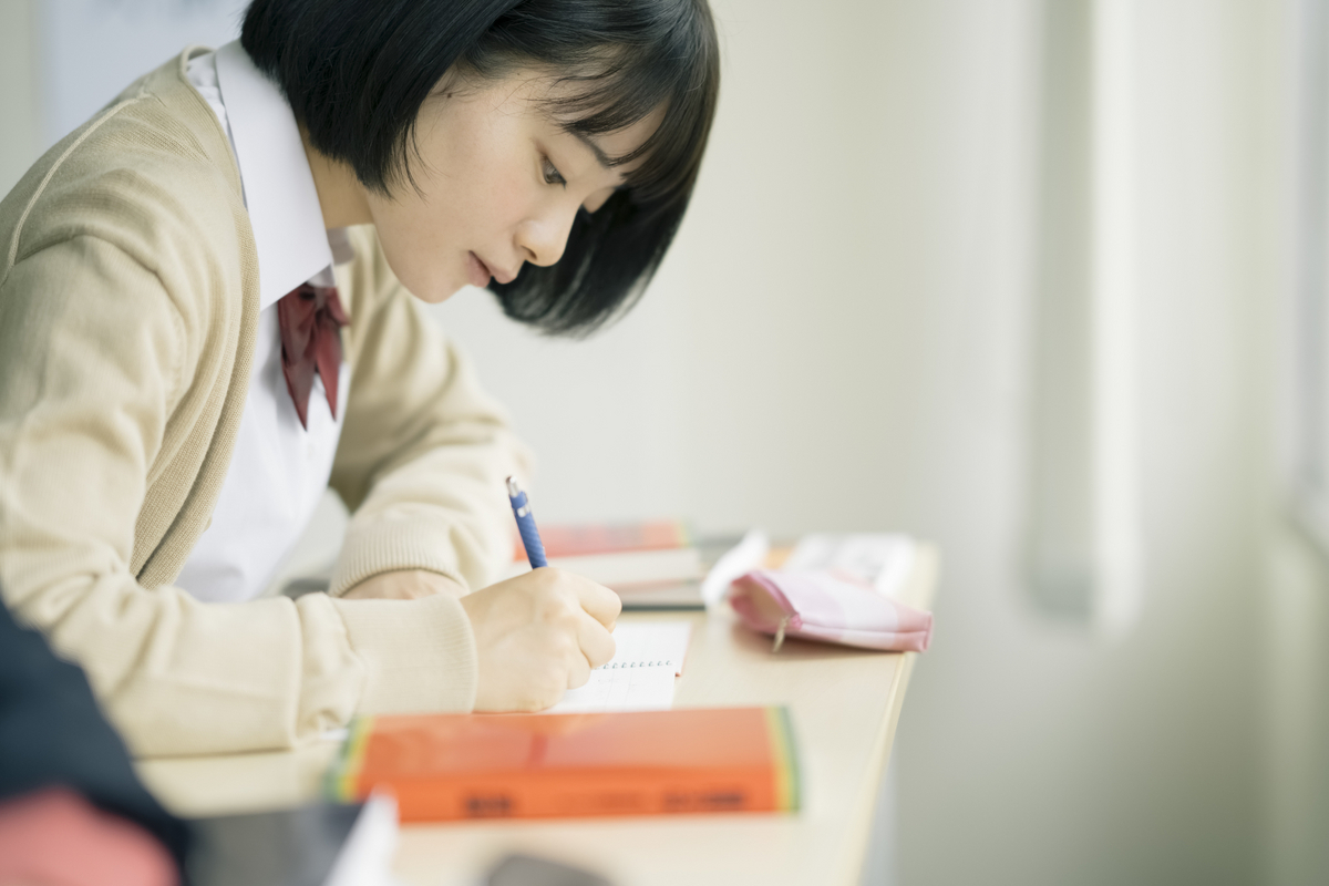 勉強する女性高校生