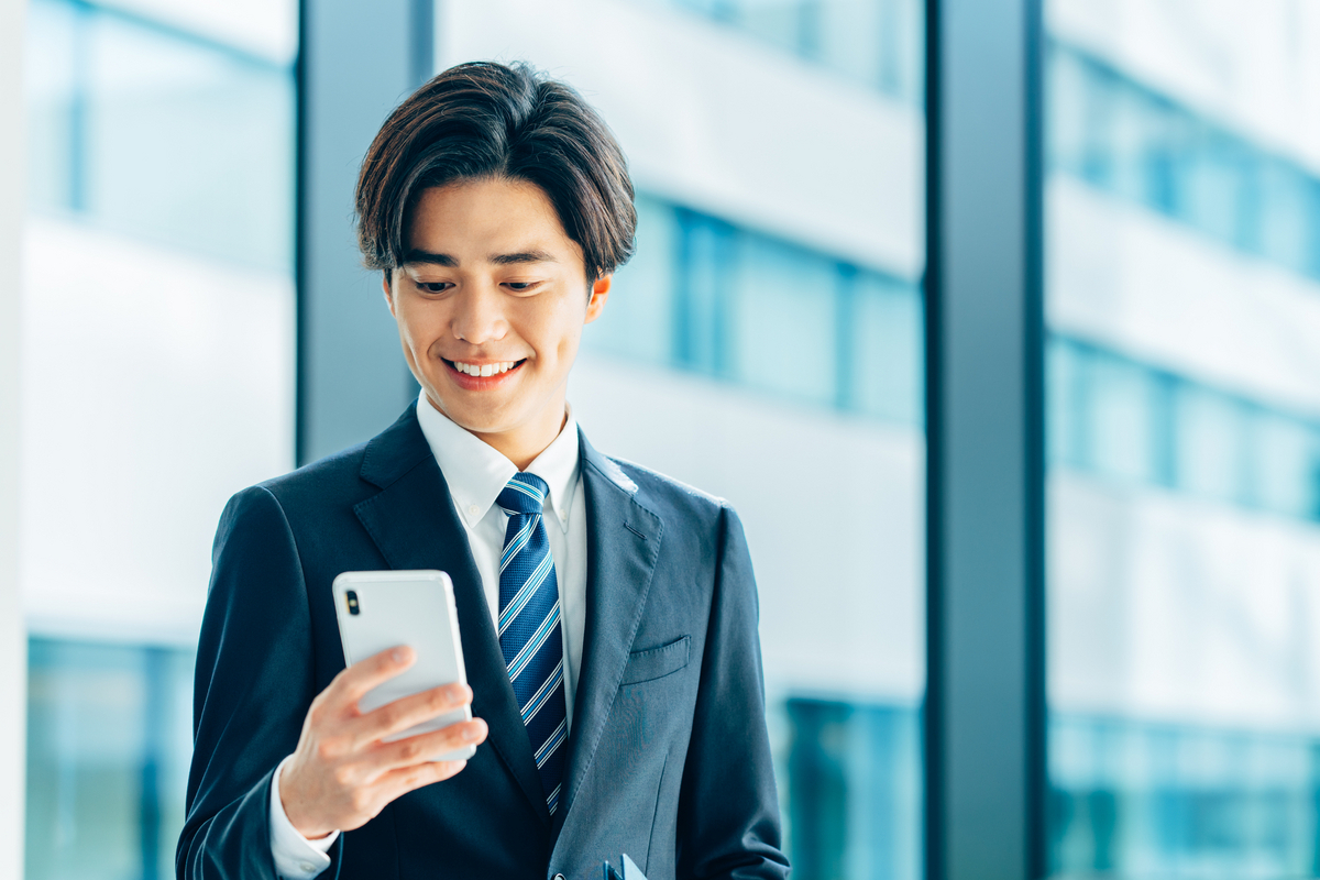 スマホを操作する男性