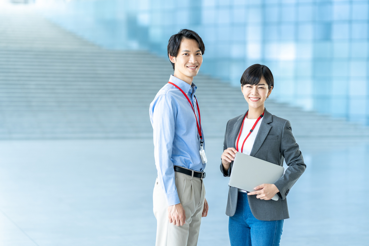 男女のビジネスカジュアル