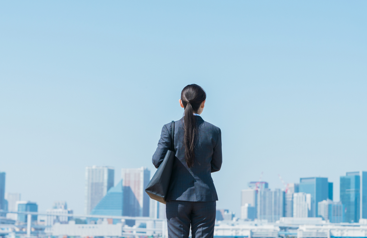 スーツ姿の女性の後姿