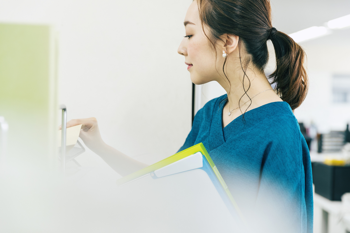 ファイルを整理する女性