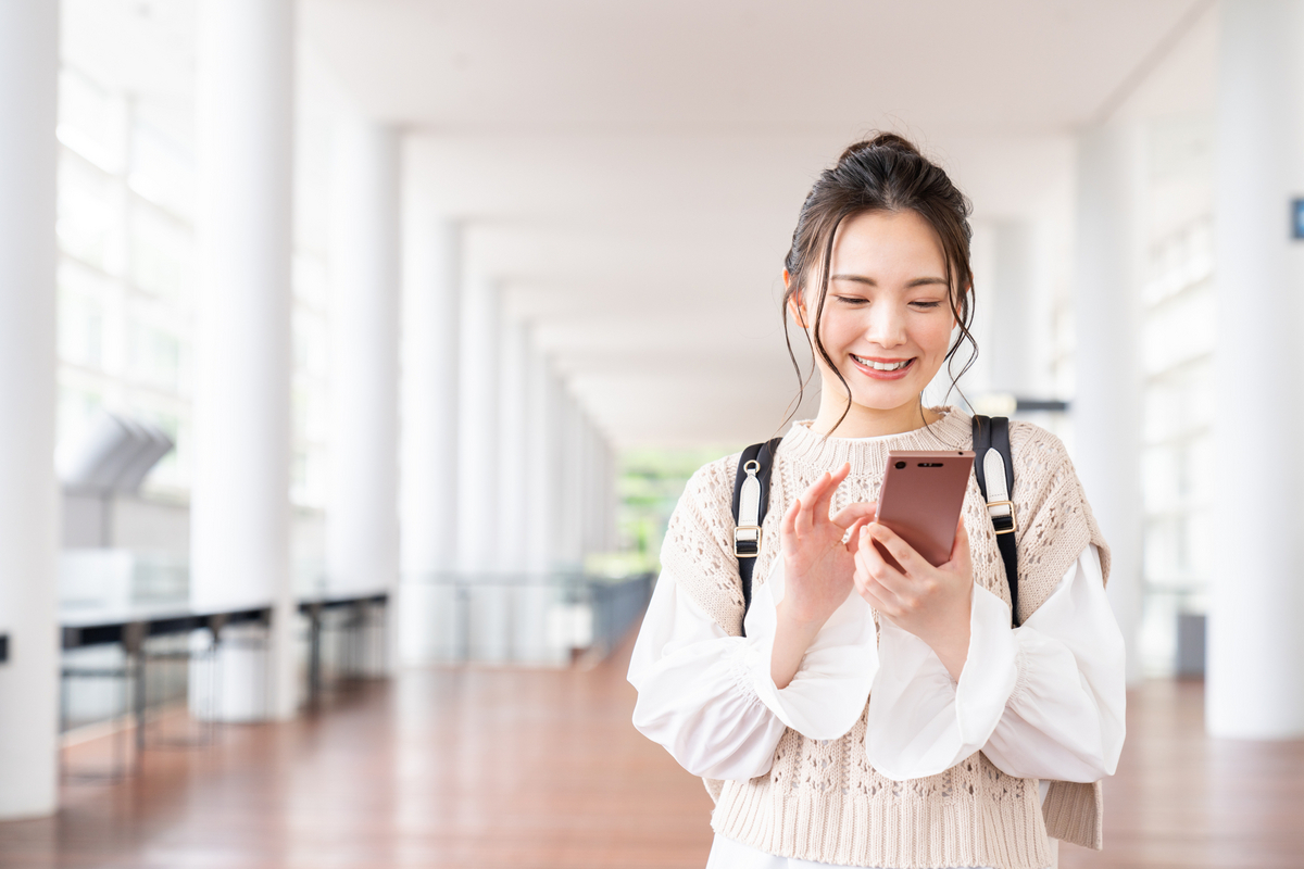 スマホを操作する女性