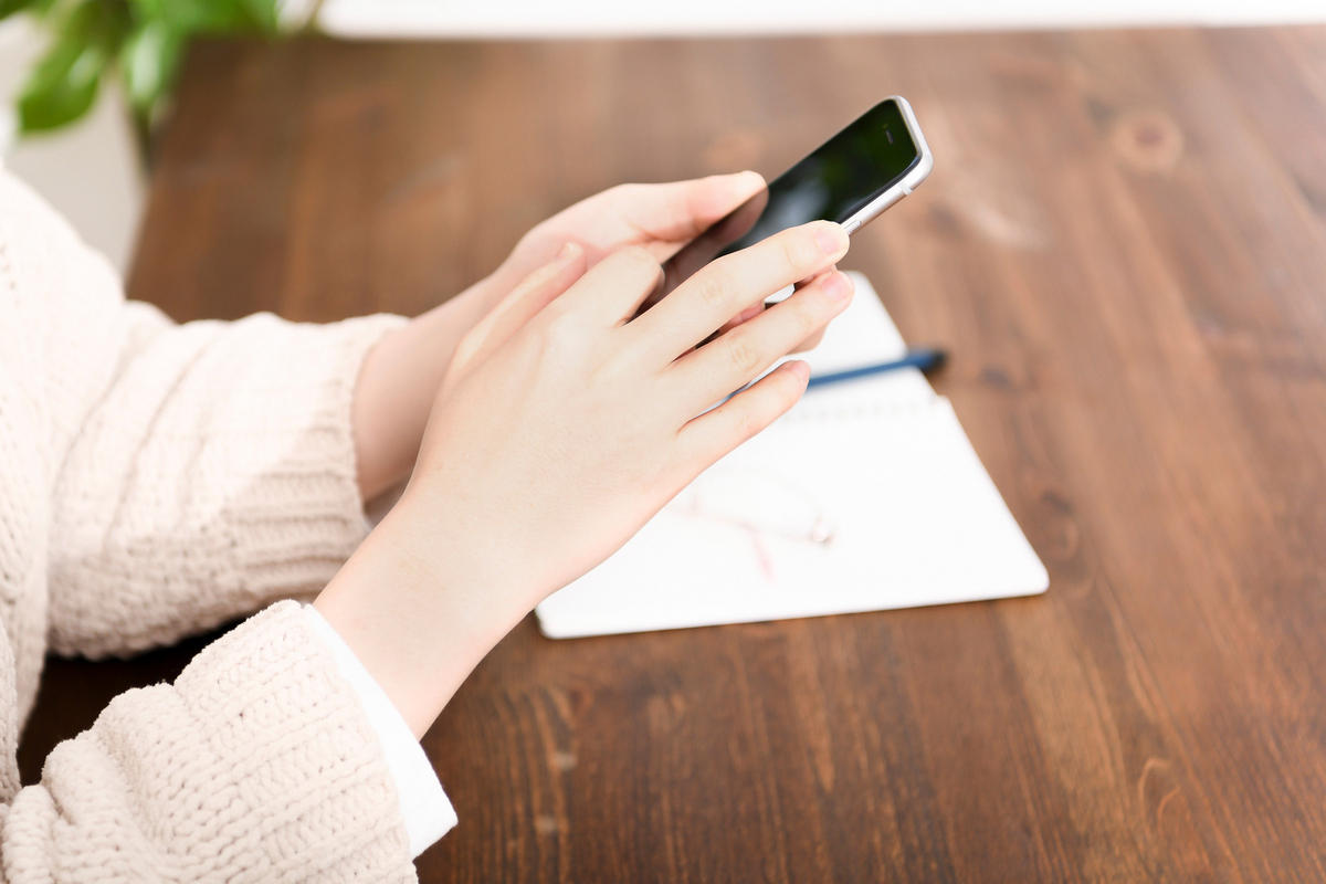 スマホで検索をする手元