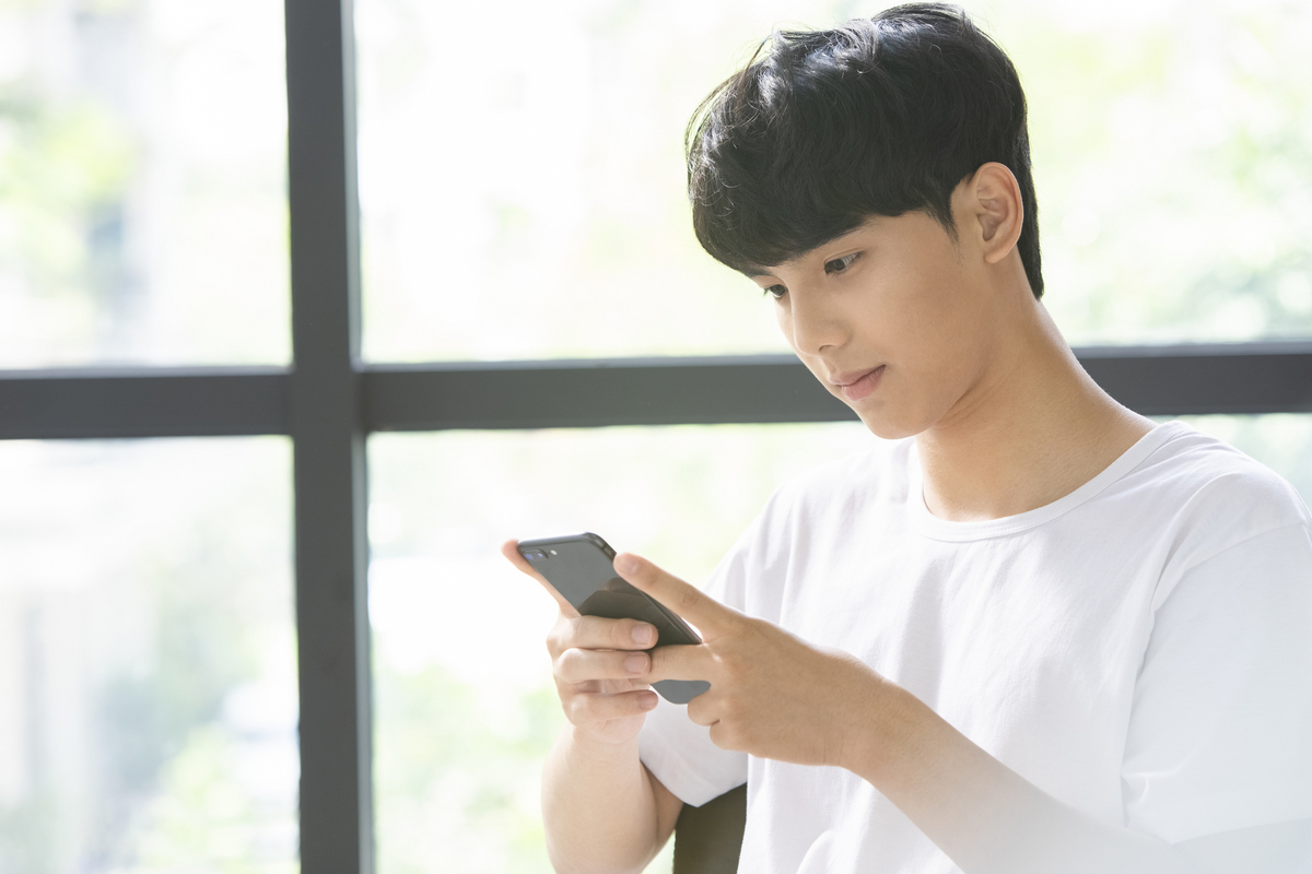 スマホで検索する男性