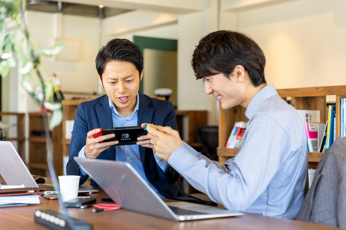 仕事中にゲームをする男性二人
