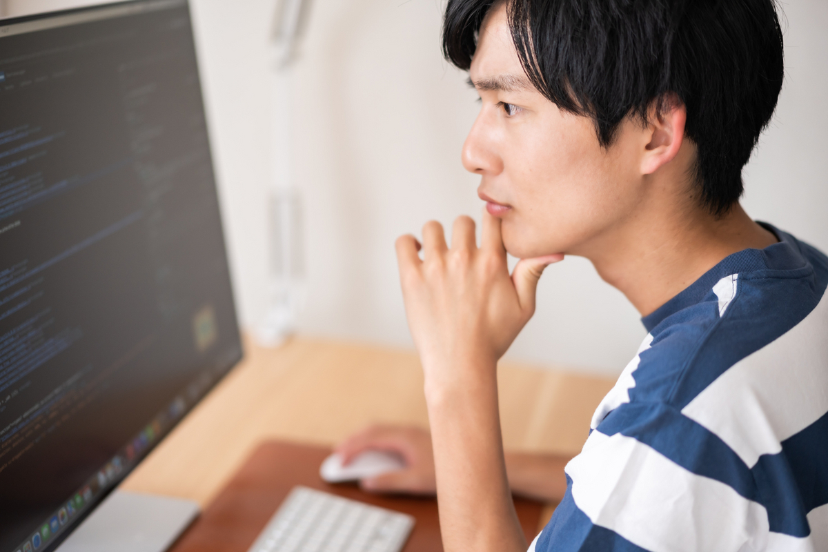 パソコンに向かう青年