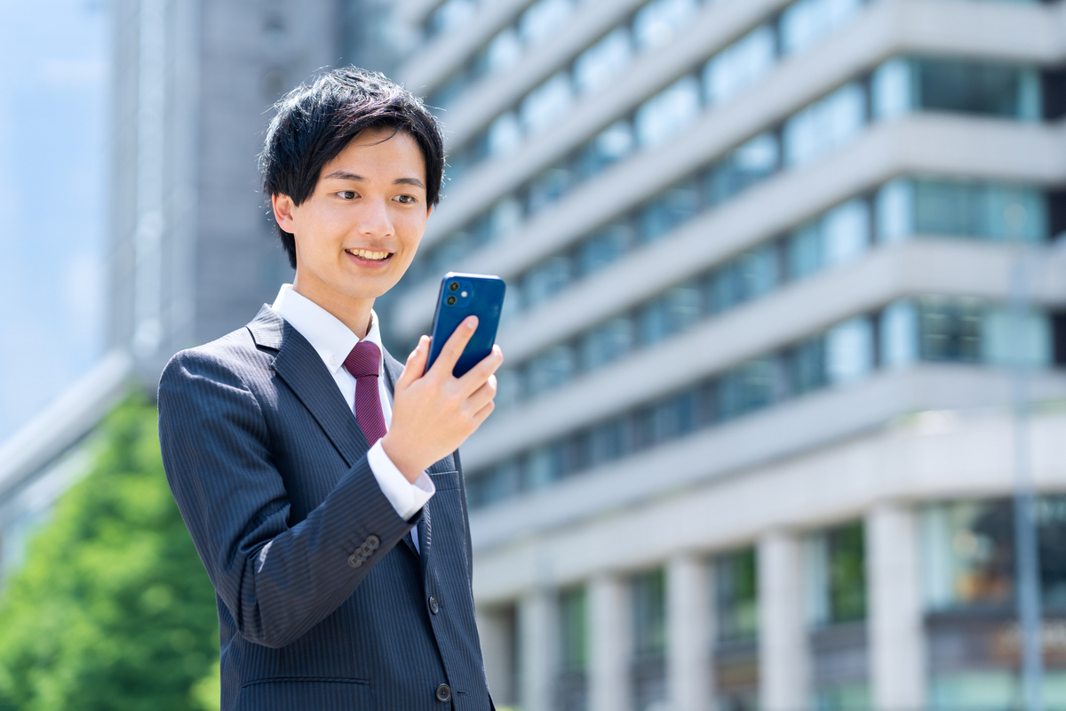 スマホを操作する会社員