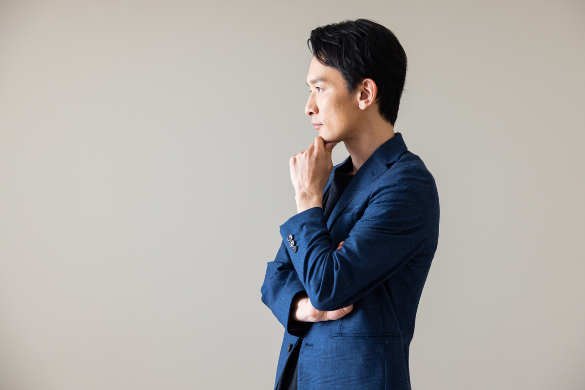 考え事をする男性