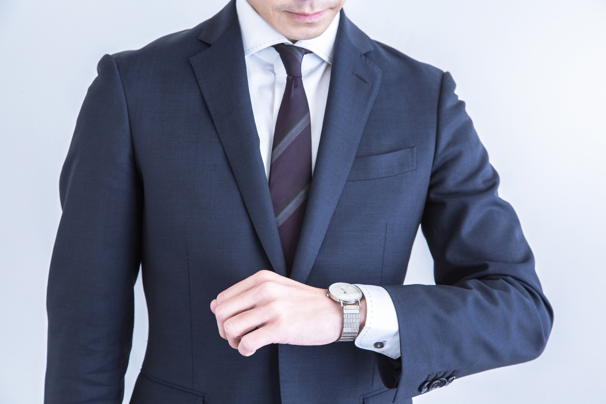 腕時計を見る男性