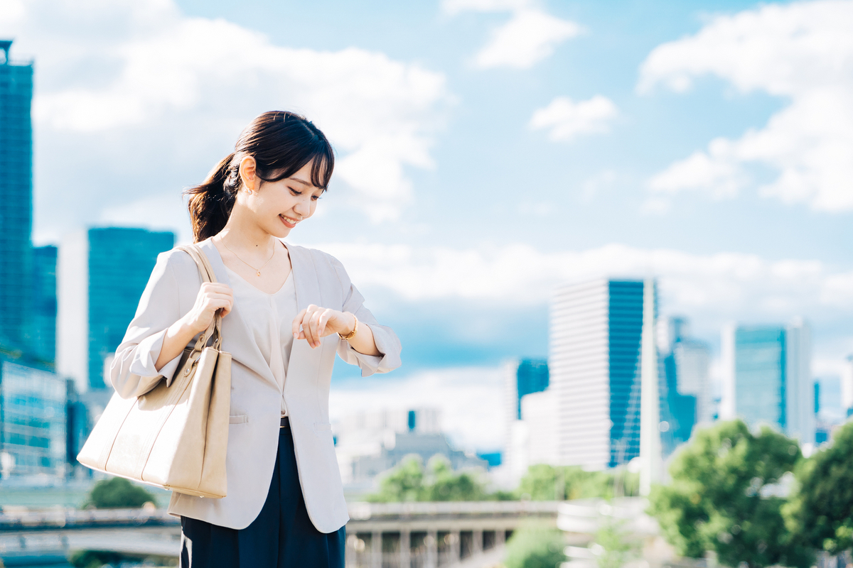 腕時計を見る女性
