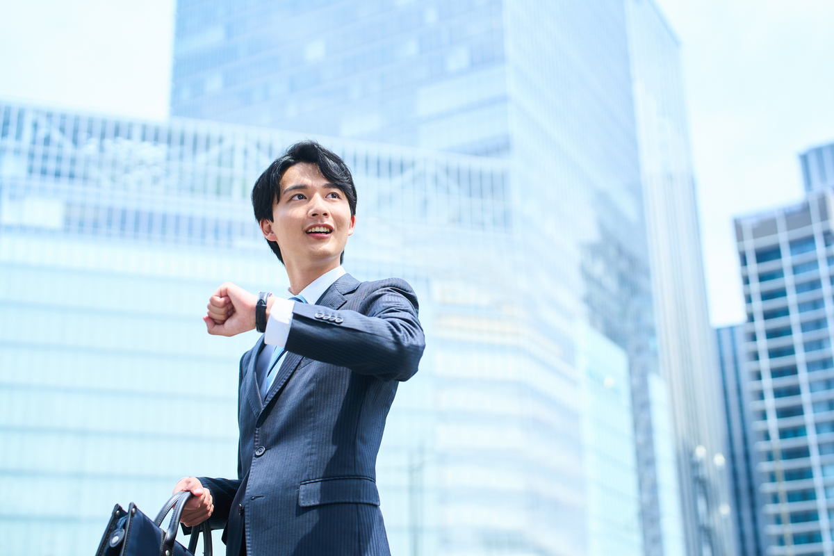 腕時計を見ている若手社員