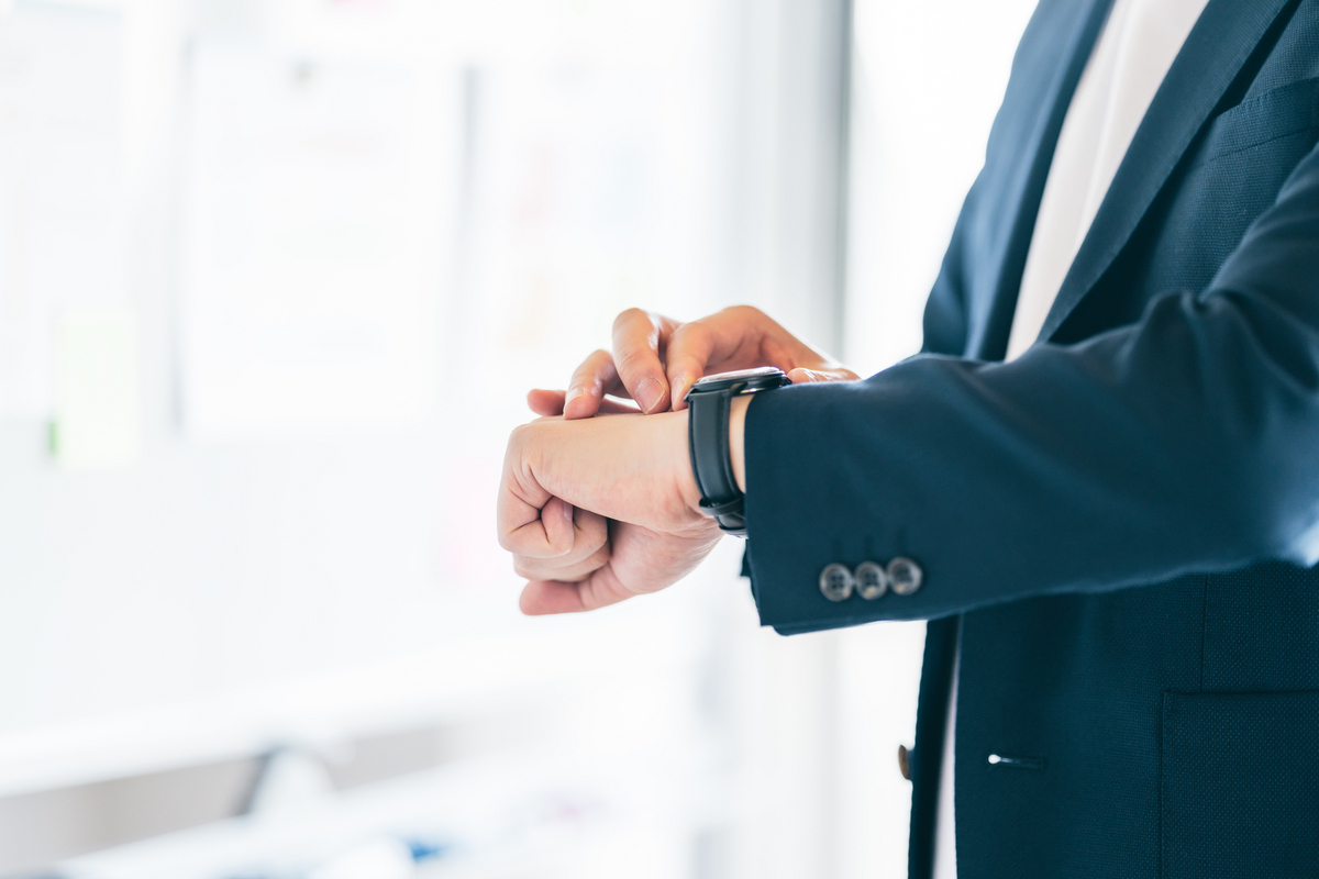 腕時計を見ている男性