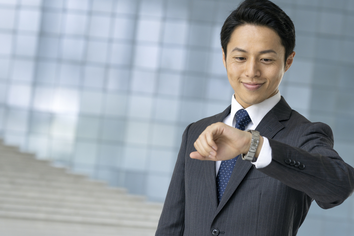 腕時計を見ている男性