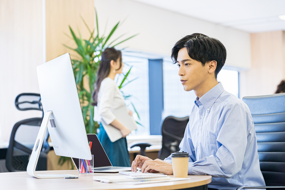 オフィスで働く男性