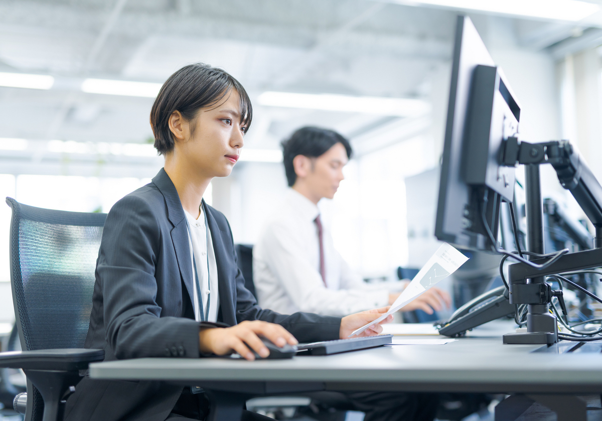 デスクワークをする女性社員